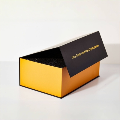 Luxe magnetische verpakkingsdoos met goud gestempeld logo en UV-afwerking