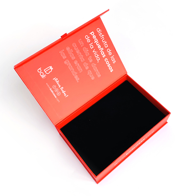 Aangepaste luxe Rode doos verpakking Merk cadeau magnetische sluiting papieren doos met Elegant flocking